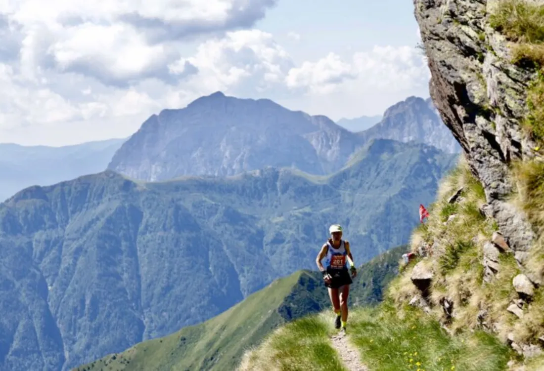 Atleta lungo il sentiero di montagna della gara