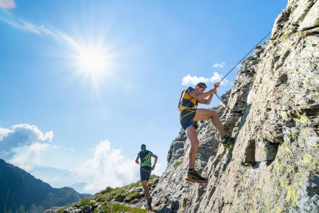 Atleti affrontano un tratto roccioso con catena sul percorso SkyMarathon