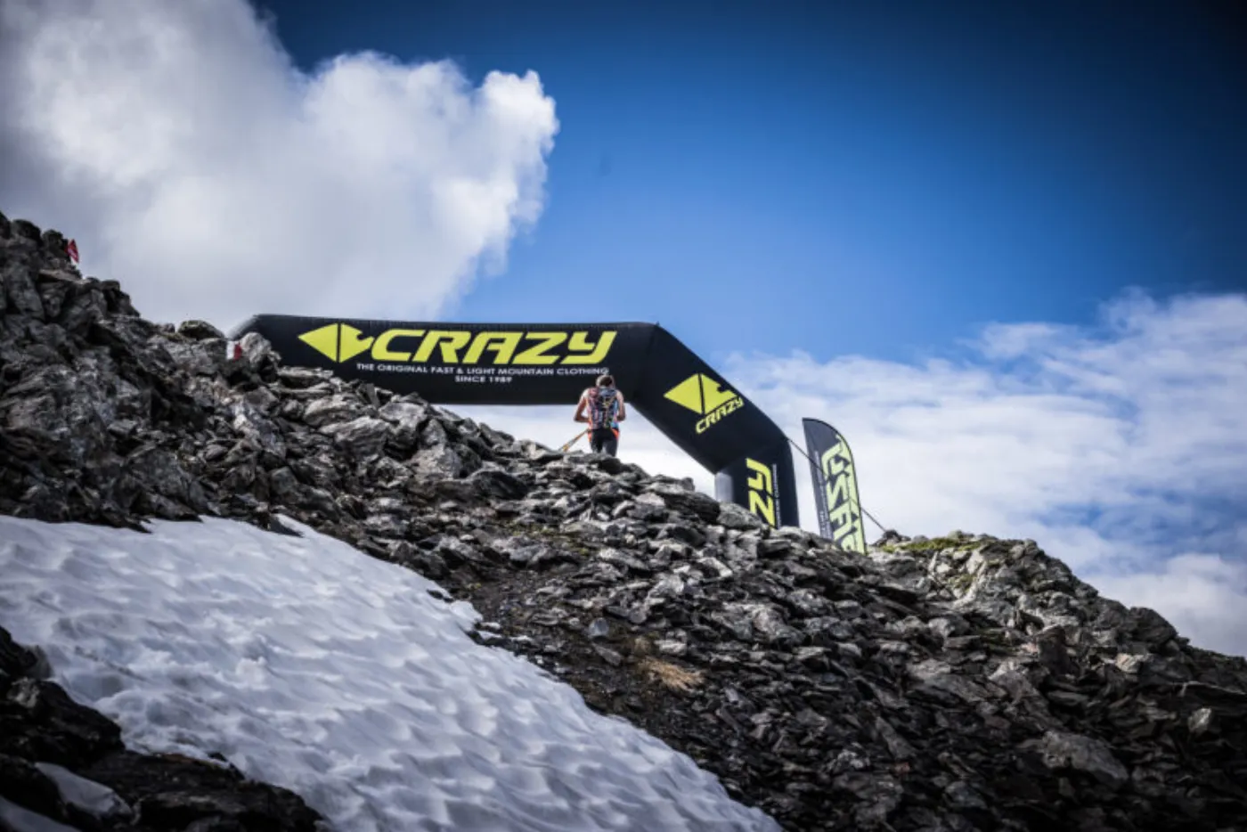 Corridore sul crinale montano durante la SkyMarathon